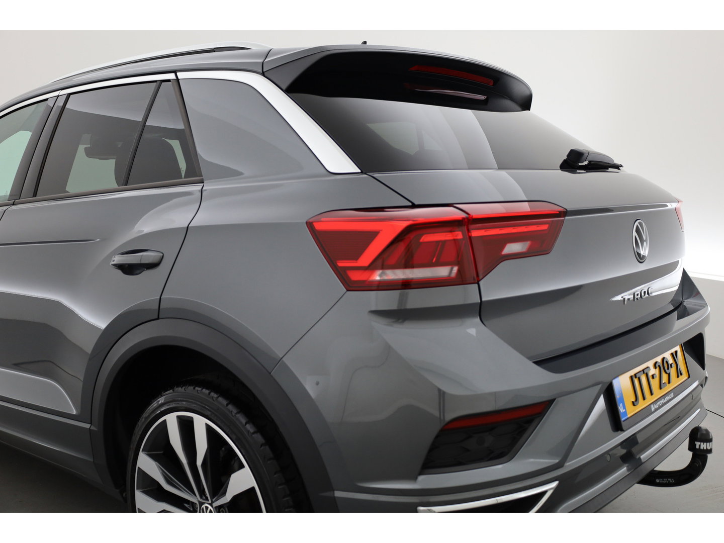 Volkswagen T-Roc 1.5 TSI Sport Business R | Rijklaar! | Pano | Trekhaak | Camera | Adapt. Cruise | Stoelverw. | Apple CarPlay | 19''