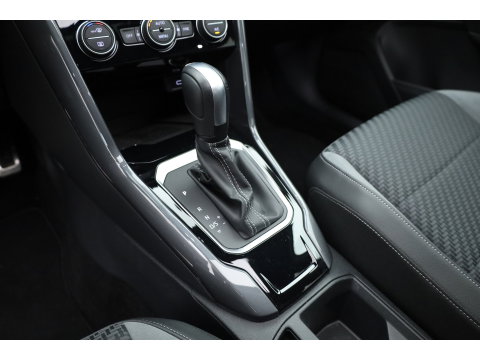 Volkswagen T-Roc 1.5 TSI Sport Business R | Rijklaar! | Pano | Trekhaak | Camera | Adapt. Cruise | Stoelverw. | Apple CarPlay | 19''