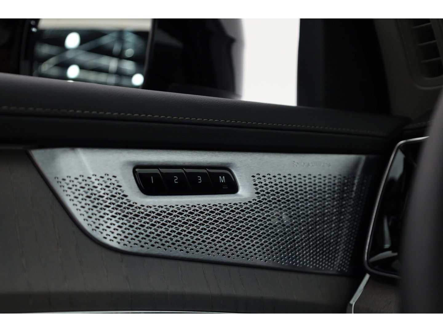 Volvo XC90 2.0 T8 Plug-in hybrid AWD Ultra Dark | Pano | HUD | Luchtvering | 360cam | Stoelventi. | Massage | Elek. Trekhaak | B&W Audio |