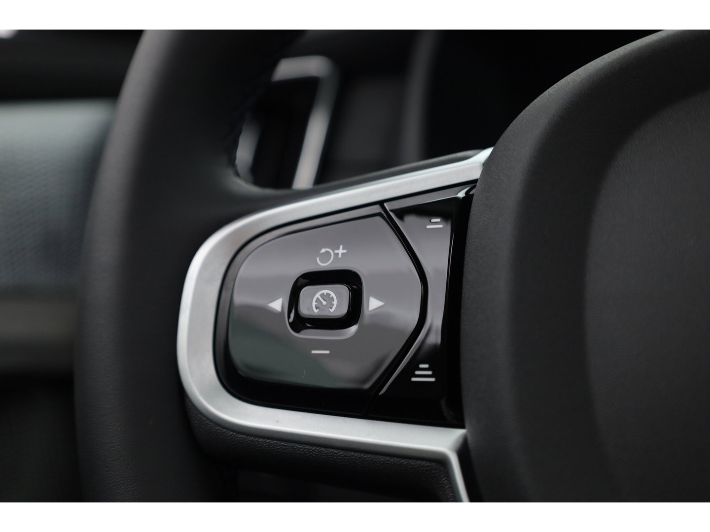 Volvo XC90 2.0 T8 Plug-in hybrid AWD Ultra Dark | Pano | HUD | Luchtvering | 360cam | Stoelventi. | Massage | Elek. Trekhaak | B&W Audio |