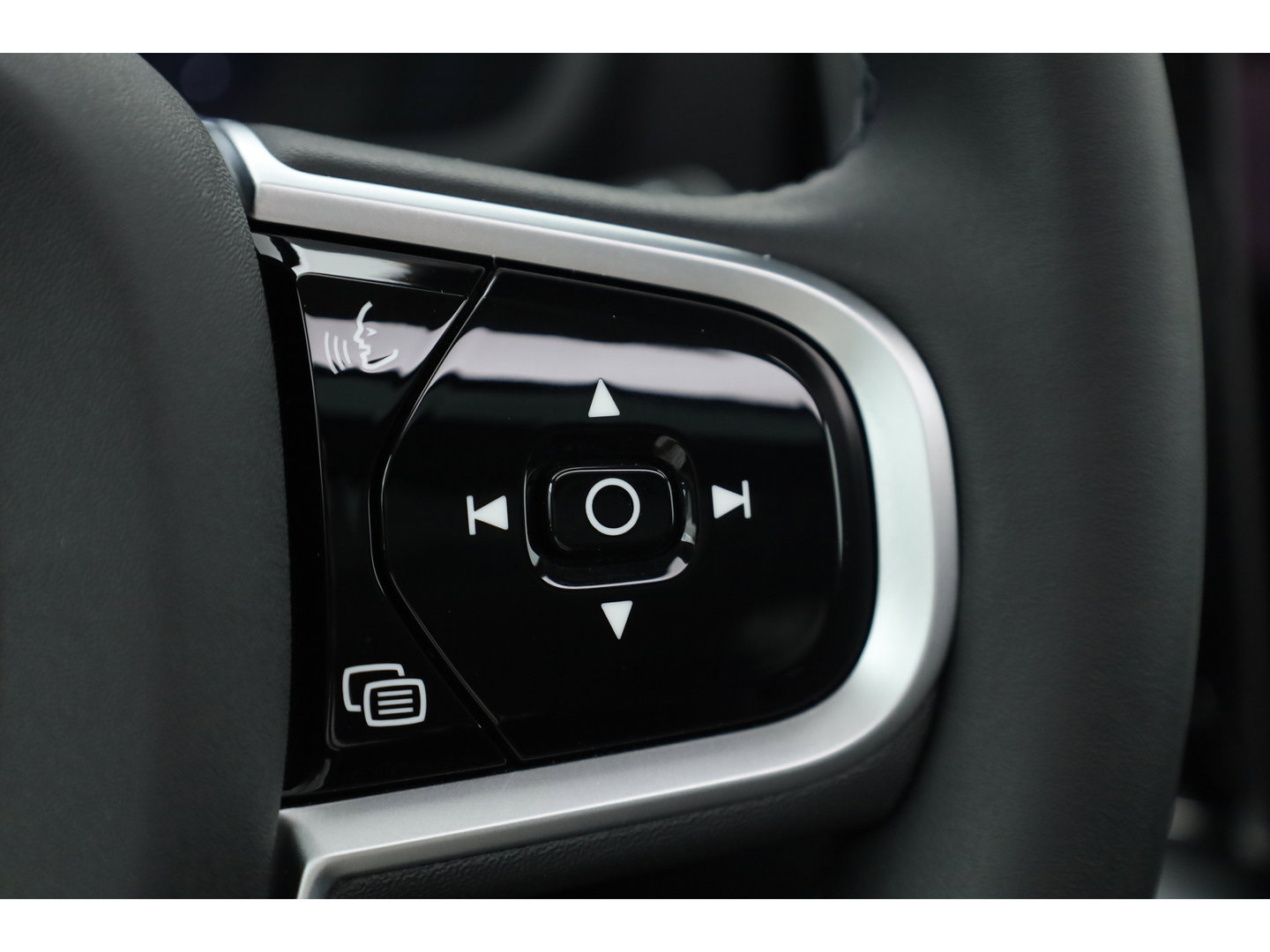 Volvo XC90 2.0 T8 Plug-in hybrid AWD Ultra Dark | Pano | HUD | Luchtvering | 360cam | Stoelventi. | Massage | Elek. Trekhaak | B&W Audio |