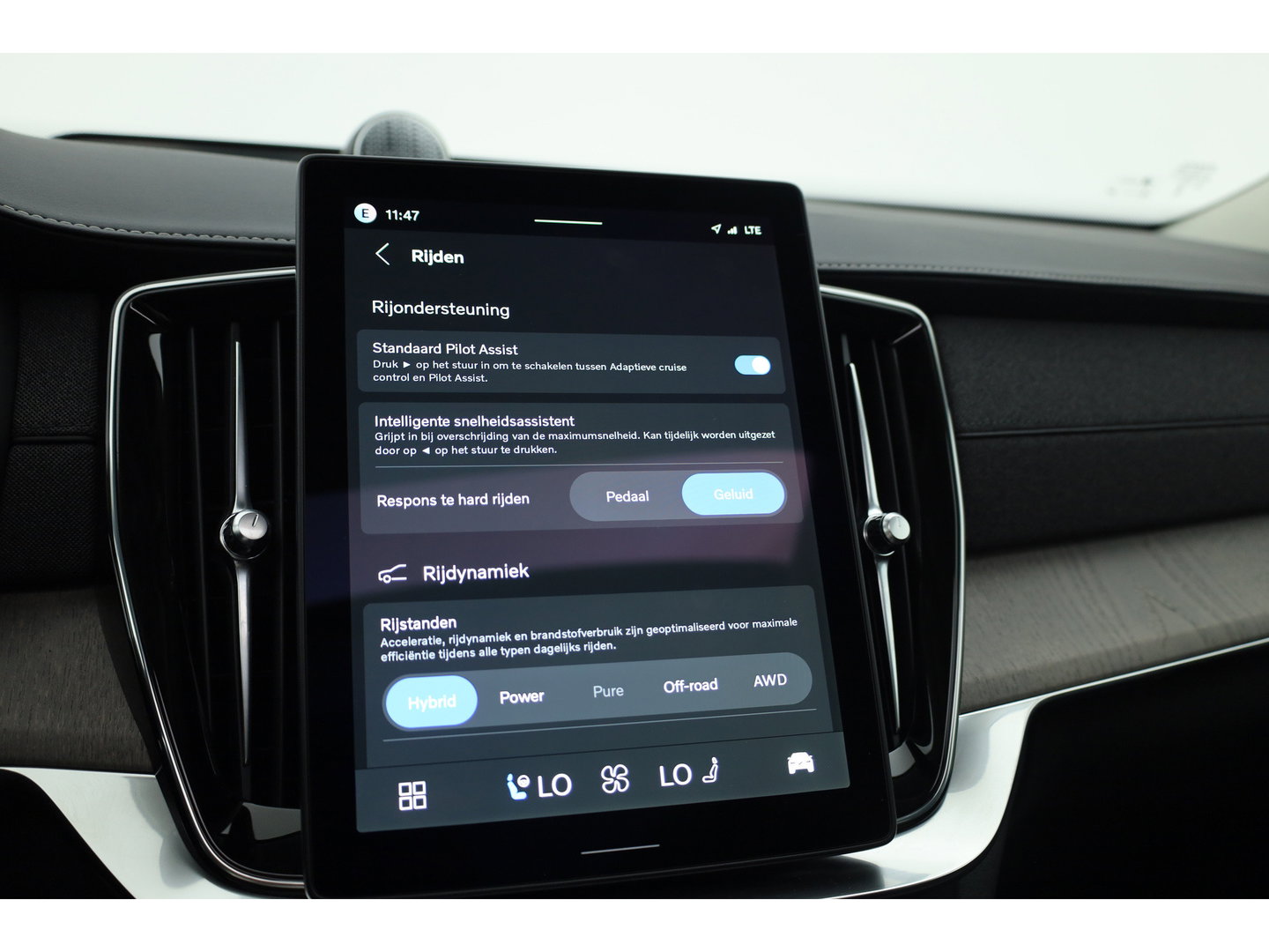 Volvo XC90 2.0 T8 Plug-in hybrid AWD Ultra Dark | Pano | HUD | Luchtvering | 360cam | Stoelventi. | Massage | Elek. Trekhaak | B&W Audio |