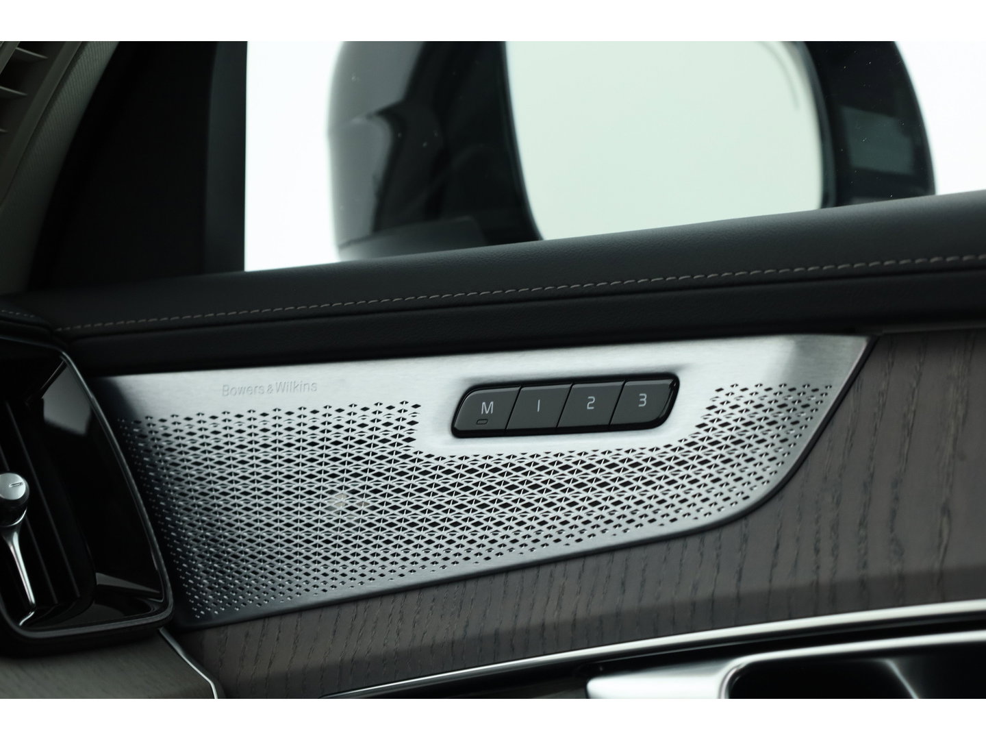 Volvo XC90 2.0 T8 Plug-in hybrid AWD Ultra Dark | Pano | HUD | Luchtvering | 360cam | Stoelventi. | Massage | Elek. Trekhaak | B&W Audio |
