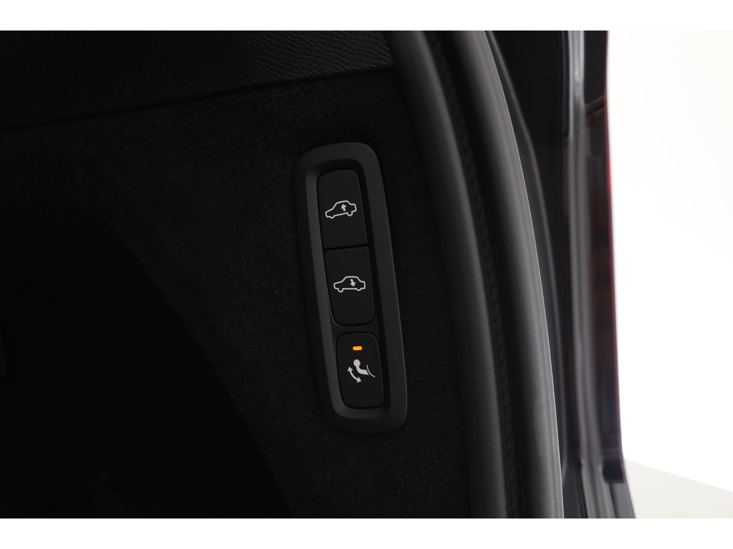 Volvo XC90 2.0 T8 Plug-in hybrid AWD Ultra Dark | Pano | HUD | Luchtvering | 360cam | Stoelventi. | Massage | Elek. Trekhaak | B&W Audio |