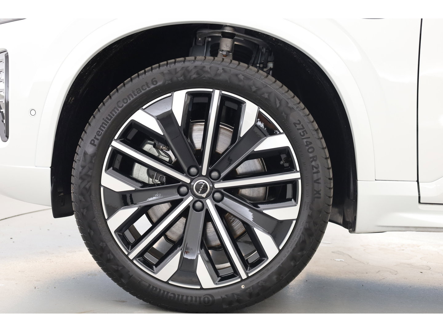 Volvo XC90 2.0 T8 Plug-in hybrid AWD Ultra Dark | Pano | HUD | Luchtvering | 360cam | Stoelventi. | Massage | Elek. Trekhaak | B&W Audio |