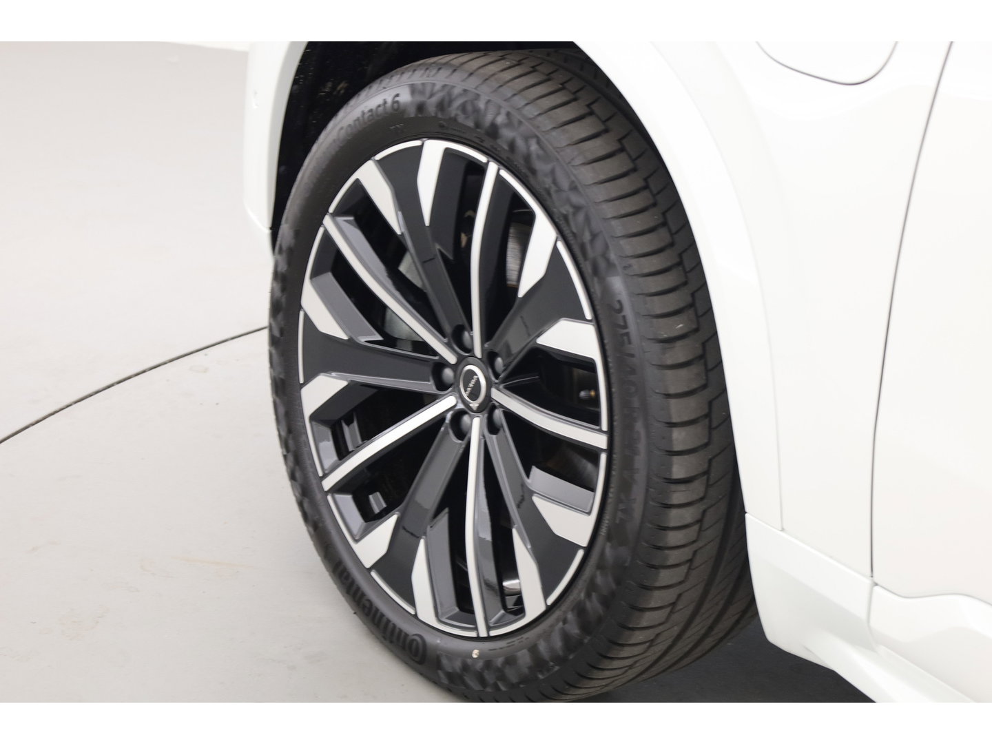 Volvo XC90 2.0 T8 Plug-in hybrid AWD Ultra Dark | Pano | HUD | Luchtvering | 360cam | Stoelventi. | Massage | Elek. Trekhaak | B&W Audio |