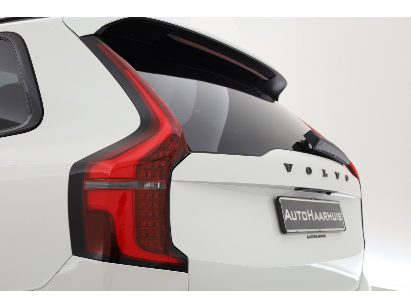 Volvo XC90 2.0 T8 Plug-in hybrid AWD Ultra Dark | Pano | HUD | Luchtvering | 360cam | Stoelventi. | Massage | Elek. Trekhaak | B&W Audio |