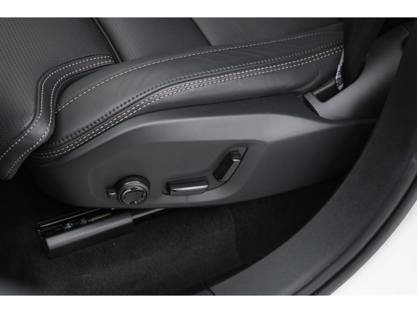 Volvo XC90 2.0 T8 Plug-in hybrid AWD Ultra Dark | Pano | HUD | Luchtvering | 360cam | Stoelventi. | Massage | Elek. Trekhaak | B&W Audio |