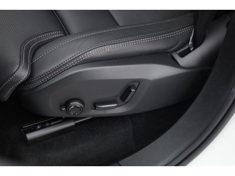 Volvo XC90 2.0 T8 Plug-in hybrid AWD Ultra Dark | Pano | HUD | Luchtvering | 360cam | Stoelventi. | Massage | Elek. Trekhaak | B&W Audio |