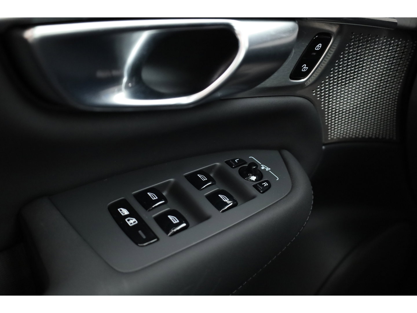 Volvo XC90 2.0 T8 Plug-in hybrid AWD Ultra Dark | Pano | HUD | Luchtvering | 360cam | Stoelventi. | Massage | Elek. Trekhaak | B&W Audio |