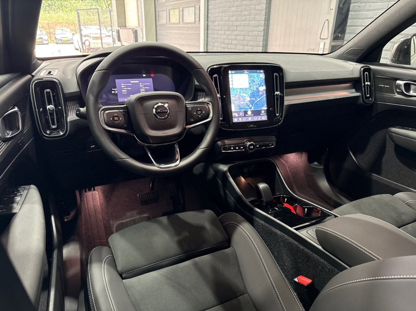 Volvo EX40 Single Motor Extended Range Plus | 82 kWh | Harman/Kardon | Pilot Assist | 360° Camera | Warmtepomp | Stoel+Stuurverwarming | ACC