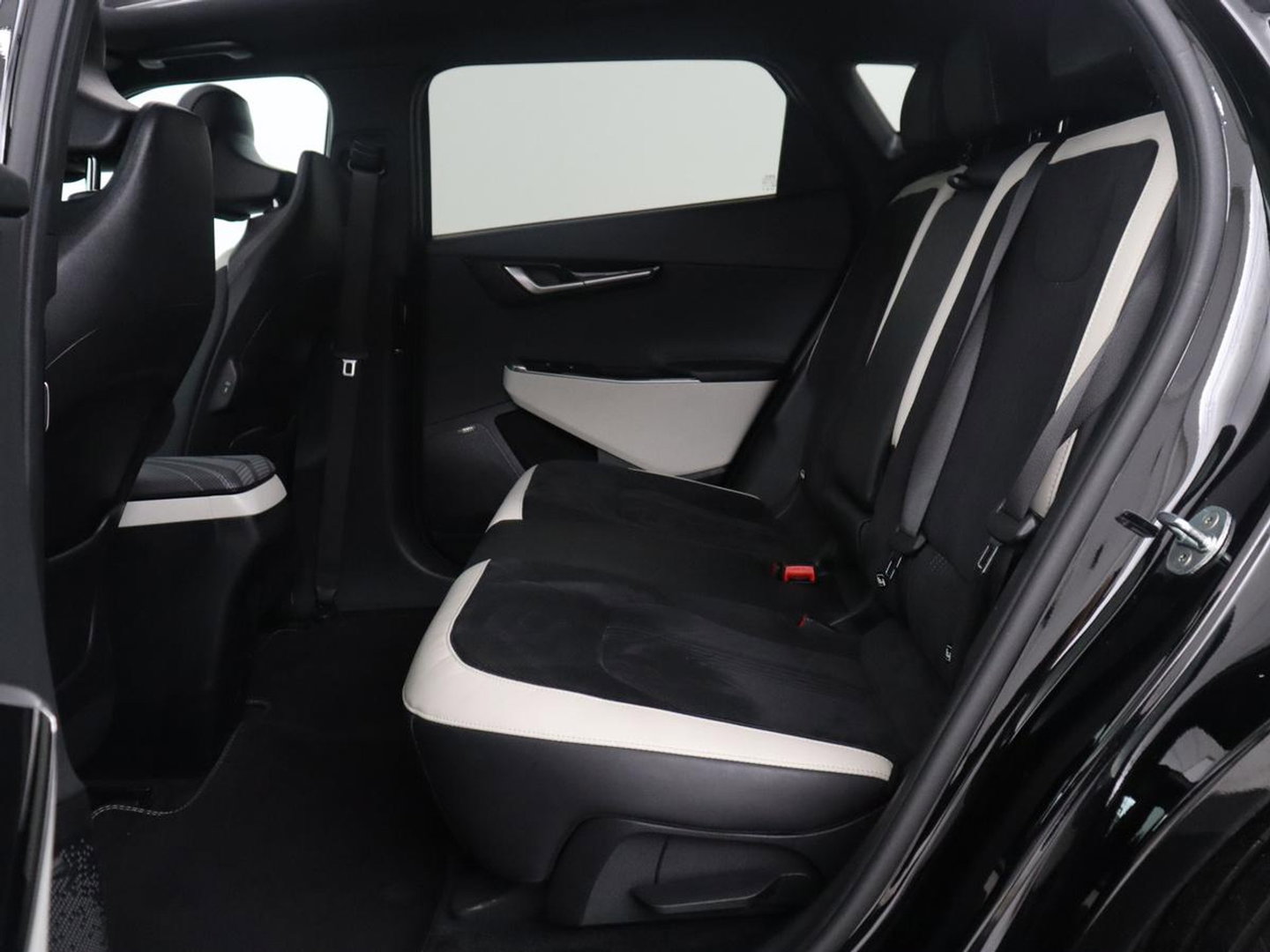 Kia EV6 GT-Line 77.4 kWh | SOH 95% | Trekhaak | Panoramadak | Head up | Adaptive cruise | 360 camera | Stoelventilatie | Stuur/stoel verwarming | Memory | Meridian Sound | Carplay |