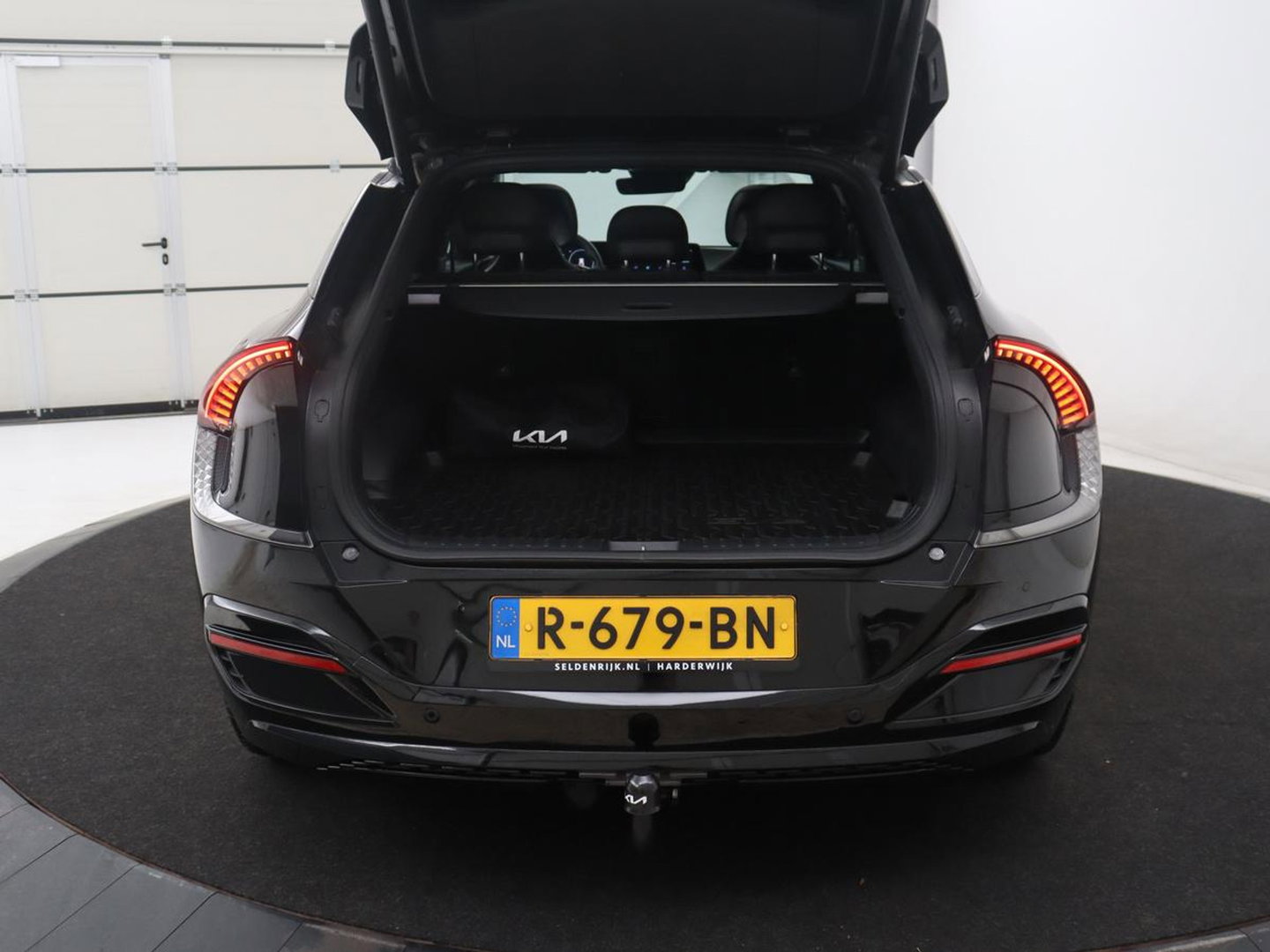 Kia EV6 GT-Line 77.4 kWh | SOH 95% | Trekhaak | Panoramadak | Head up | Adaptive cruise | 360 camera | Stoelventilatie | Stuur/stoel verwarming | Memory | Meridian Sound | Carplay |