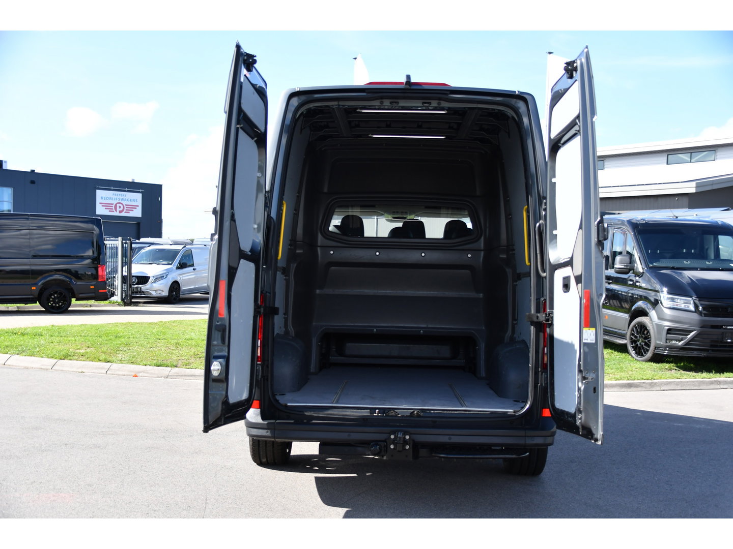 MAN TGE 3.180 35 2.0 L3H3 DC PB Edition Camera, Cruise, Carplay, LED, Automaat, Stoelverwarming, Leder, Trekhaak, Sensoren, Uniek!