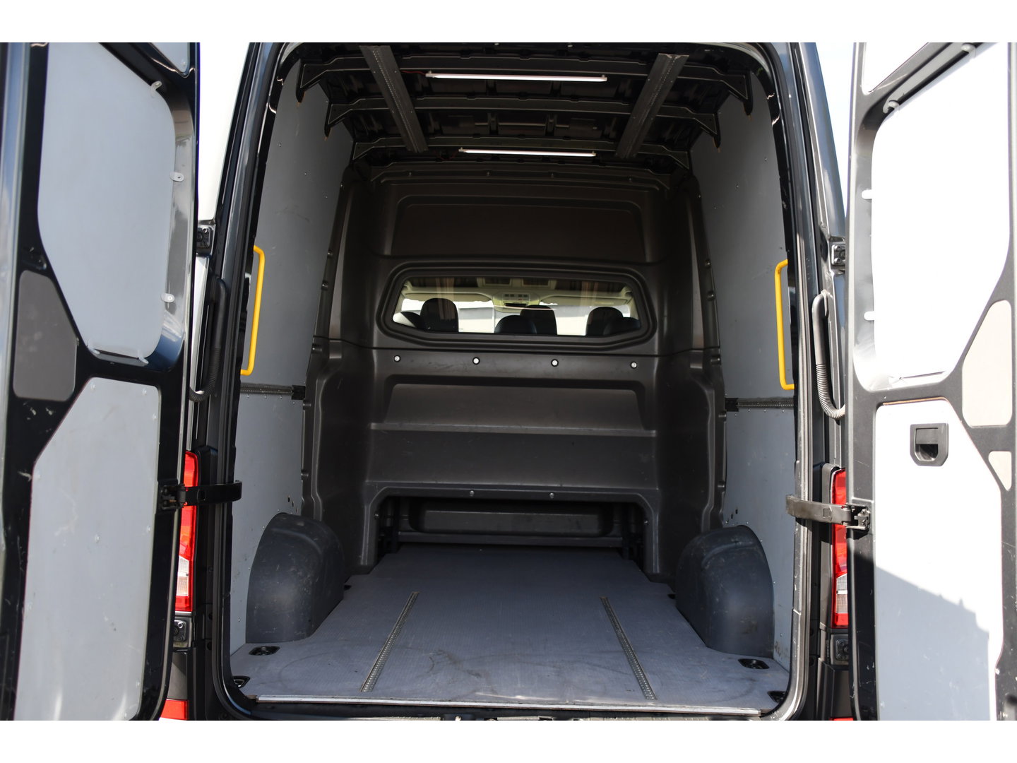 MAN TGE 3.180 35 2.0 L3H3 DC PB Edition Camera, Cruise, Carplay, LED, Automaat, Stoelverwarming, Leder, Trekhaak, Sensoren, Uniek!
