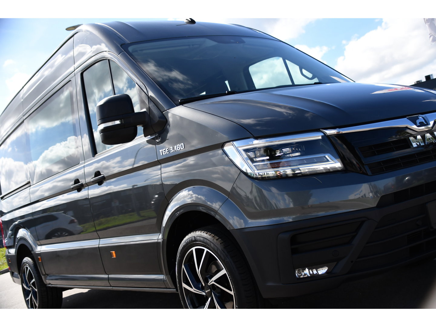 MAN TGE 3.180 35 2.0 L3H3 DC PB Edition Camera, Cruise, Carplay, LED, Automaat, Stoelverwarming, Leder, Trekhaak, Sensoren, Uniek!