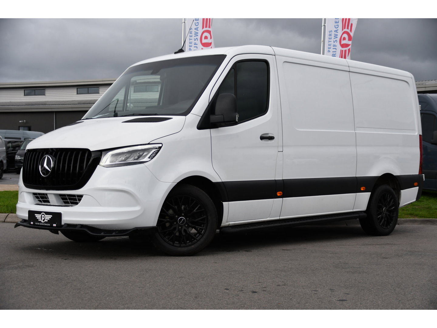 Mercedes-Benz Sprinter 319 V6 3.0 CDI L2H1 RWD AMG Edition Camera, Cruise, Carplay, LED, 10,5'' Mbux, 3500kg Trekhaak, Standkachel, Multimedia, Stoelverwarming, Automaat, Uniek!