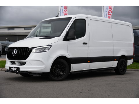 Mercedes-Benz Sprinter 319 V6 3.0 CDI L2H1 RWD AMG Edition Camera, Cruise, Carplay, LED, 10,5'' Mbux, 3500kg Trekhaak, Standkachel, Multimedia, Stoelverwarming, Automaat, Uniek!