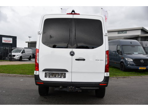 Mercedes-Benz Sprinter 319 V6 3.0 CDI L2H1 RWD AMG Edition Camera, Cruise, Carplay, LED, 10,5'' Mbux, 3500kg Trekhaak, Standkachel, Multimedia, Stoelverwarming, Automaat, Uniek!
