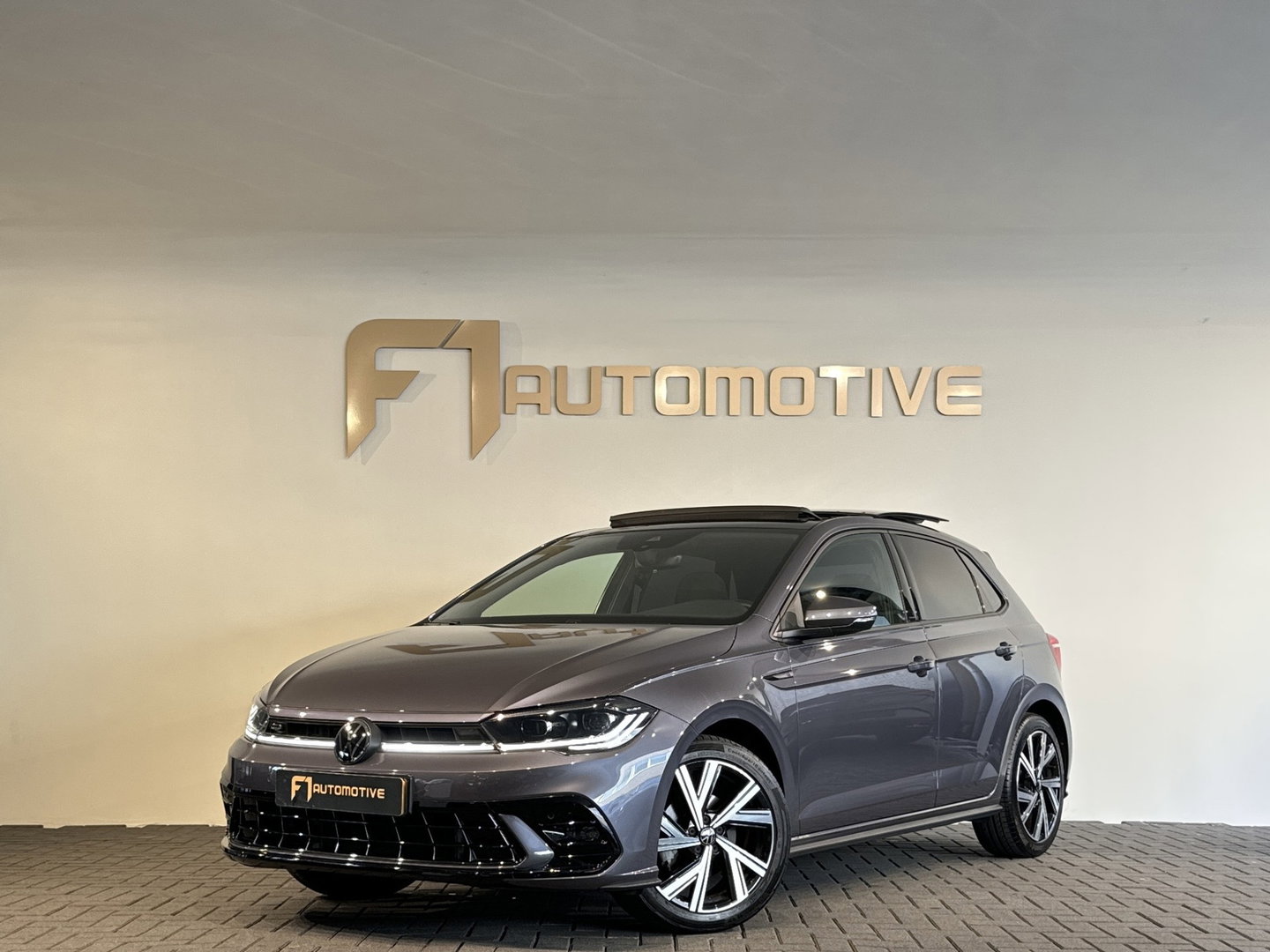 Volkswagen Polo 1.0 TSI R-Line Pano|Stoelverwarming|Lane Assist|Alcantara|IQ