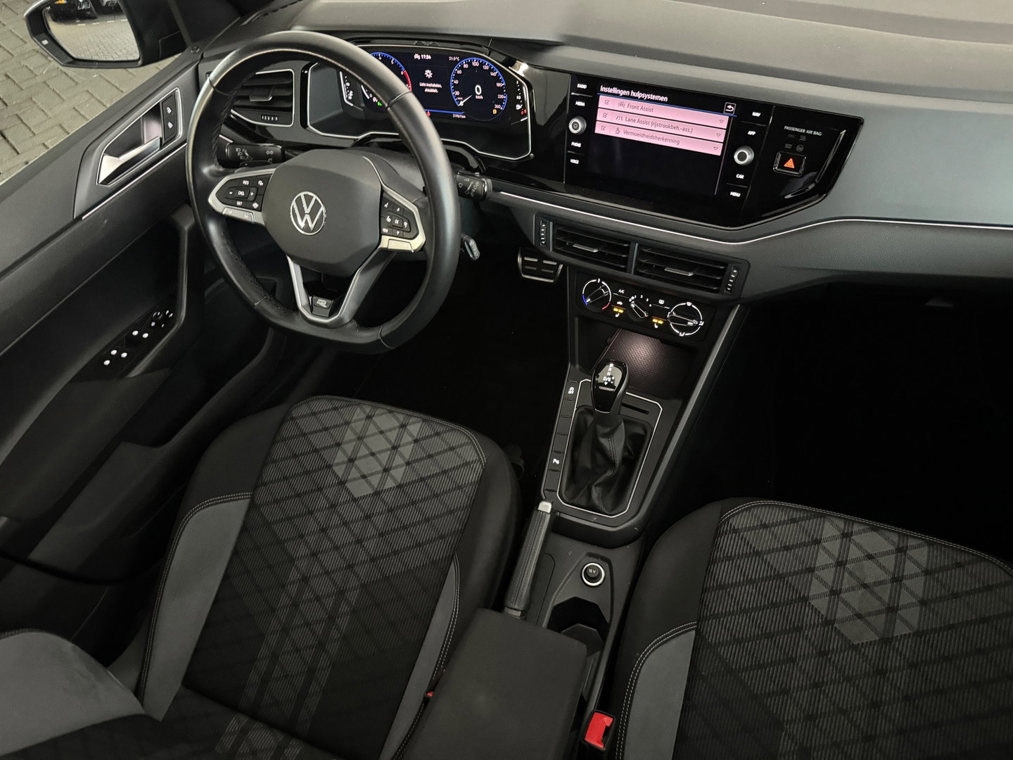 Volkswagen Polo 1.0 TSI R-Line Pano|Stoelverwarming|Lane Assist|Alcantara|IQ