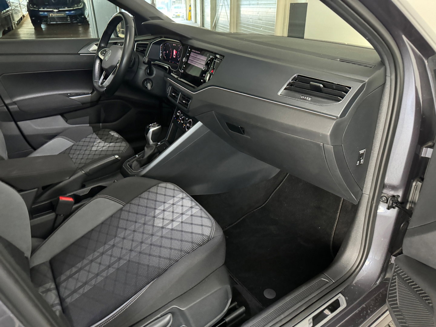 Volkswagen Polo 1.0 TSI R-Line Pano|Stoelverwarming|Lane Assist|Alcantara|IQ