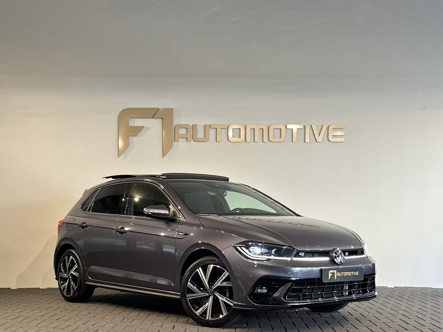 Volkswagen Polo 1.0 TSI R-Line Pano|Stoelverwarming|Lane Assist|Alcantara|IQ