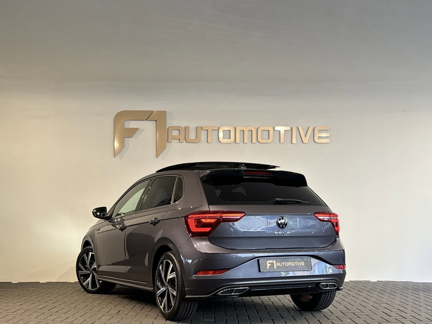Volkswagen Polo 1.0 TSI R-Line Pano|Stoelverwarming|Lane Assist|Alcantara|IQ
