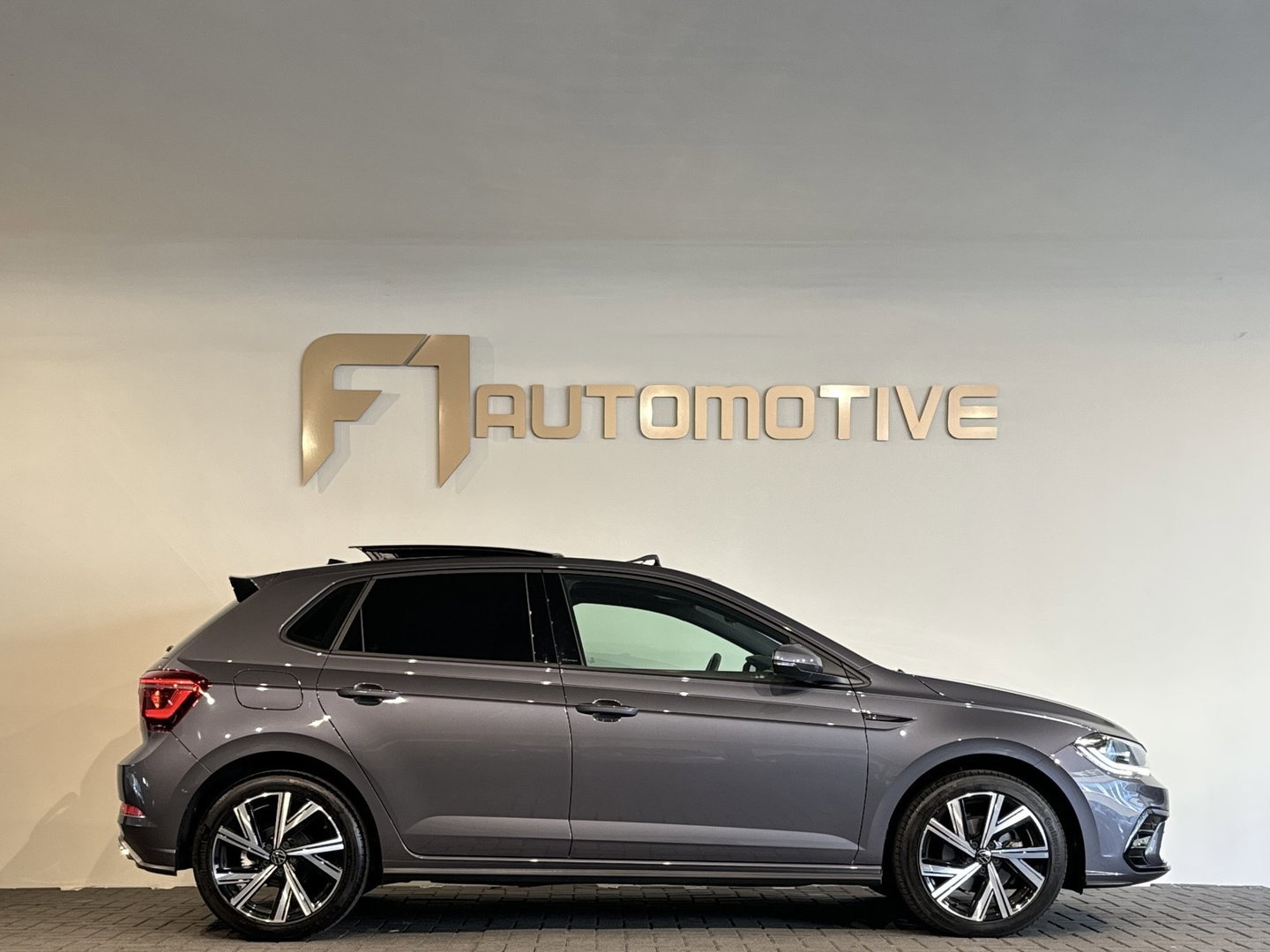 Volkswagen Polo 1.0 TSI R-Line Pano|Stoelverwarming|Lane Assist|Alcantara|IQ
