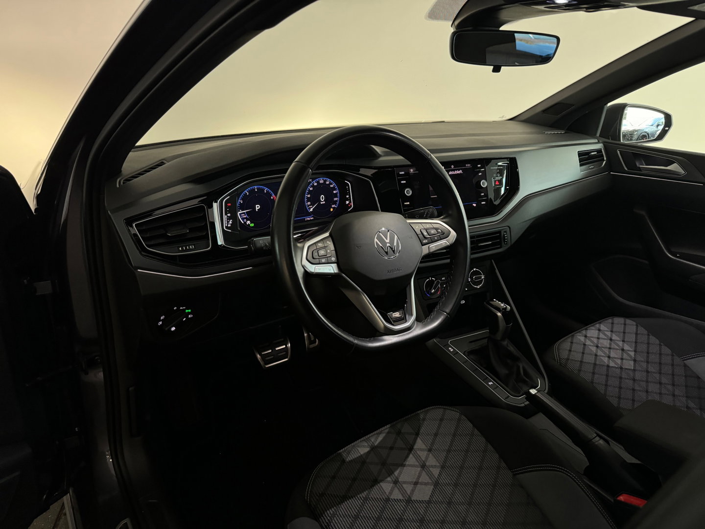 Volkswagen Polo 1.0 TSI R-Line Pano|Stoelverwarming|Lane Assist|Alcantara|IQ