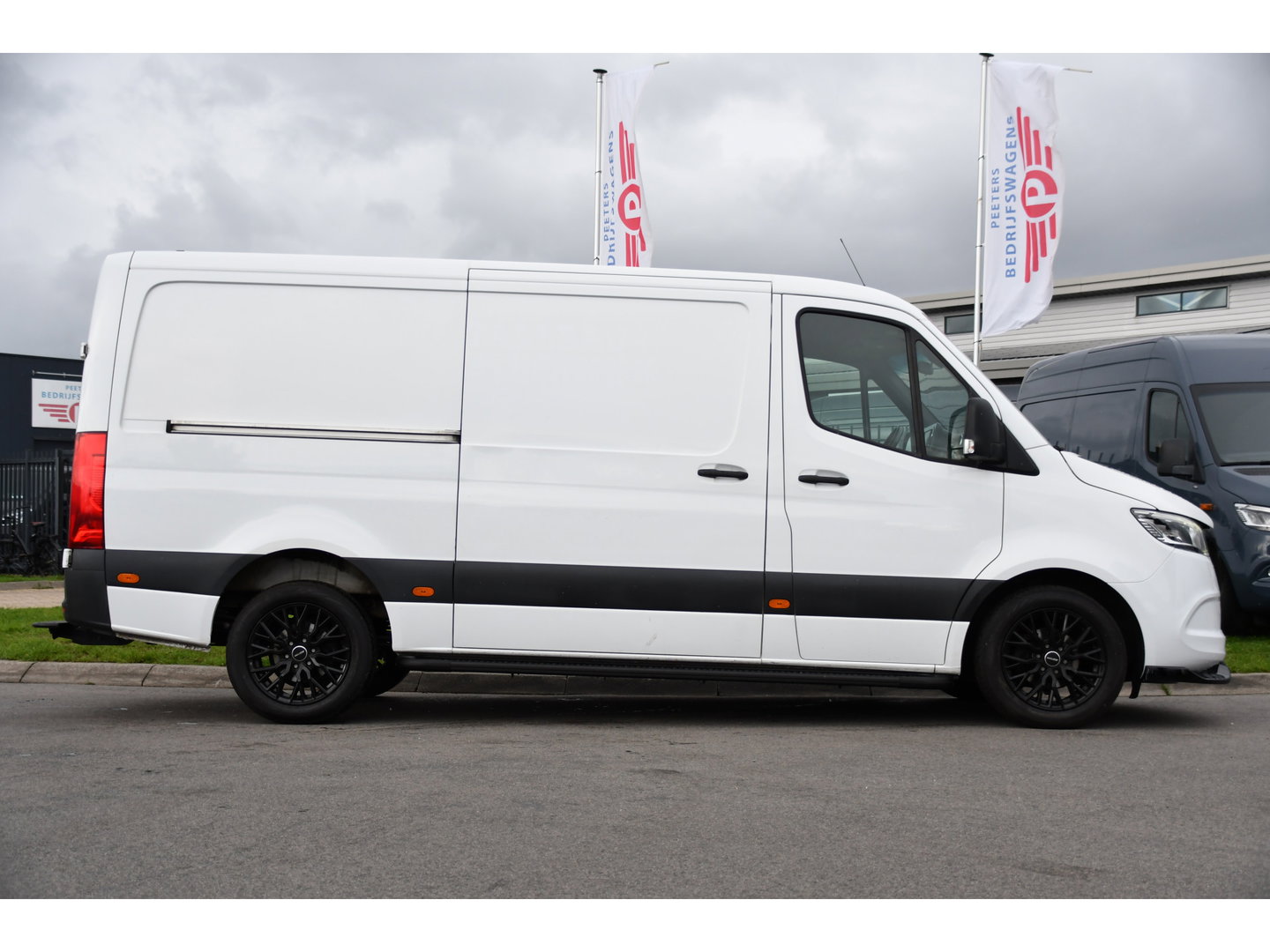 Mercedes-Benz Sprinter 319 V6 3.0 CDI L2H1 RWD AMG Edition Camera, Cruise, Carplay, LED, 10,5'' Mbux, 3500kg Trekhaak, Standkachel, Multimedia, Stoelverwarming, Automaat, Uniek!