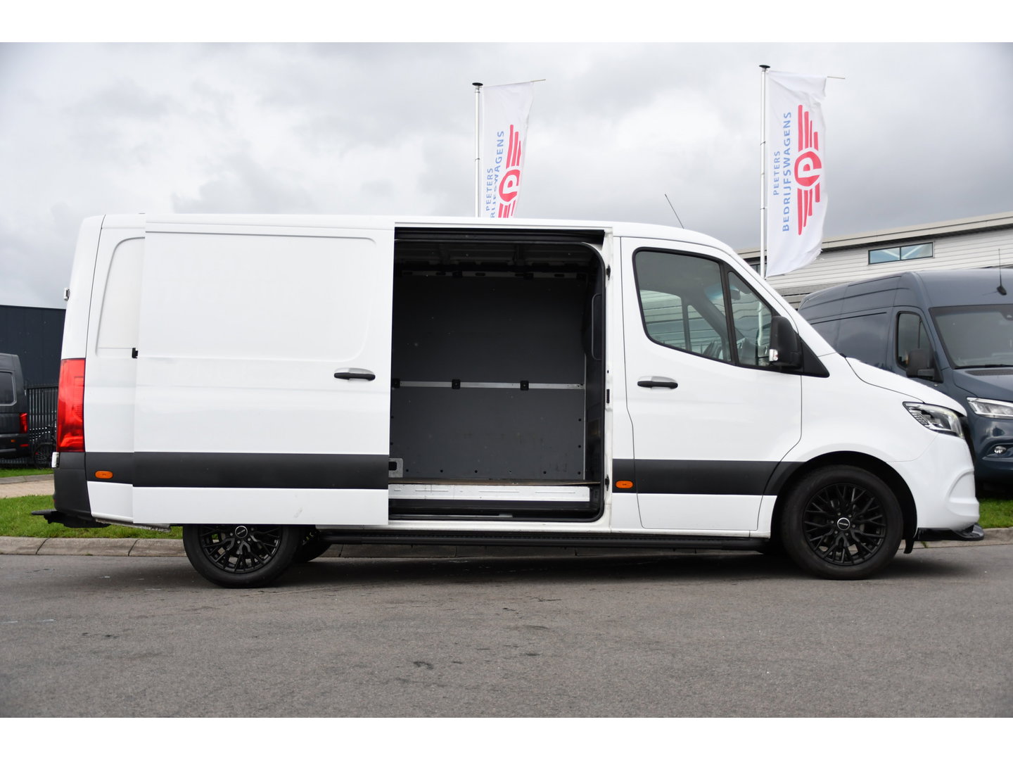 Mercedes-Benz Sprinter 319 V6 3.0 CDI L2H1 RWD AMG Edition Camera, Cruise, Carplay, LED, 10,5'' Mbux, 3500kg Trekhaak, Standkachel, Multimedia, Stoelverwarming, Automaat, Uniek!