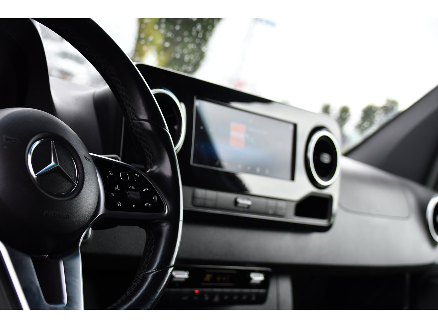 Mercedes-Benz Sprinter 319 V6 3.0 CDI L2H1 RWD AMG Edition Camera, Cruise, Carplay, LED, 10,5'' Mbux, 3500kg Trekhaak, Standkachel, Multimedia, Stoelverwarming, Automaat, Uniek!