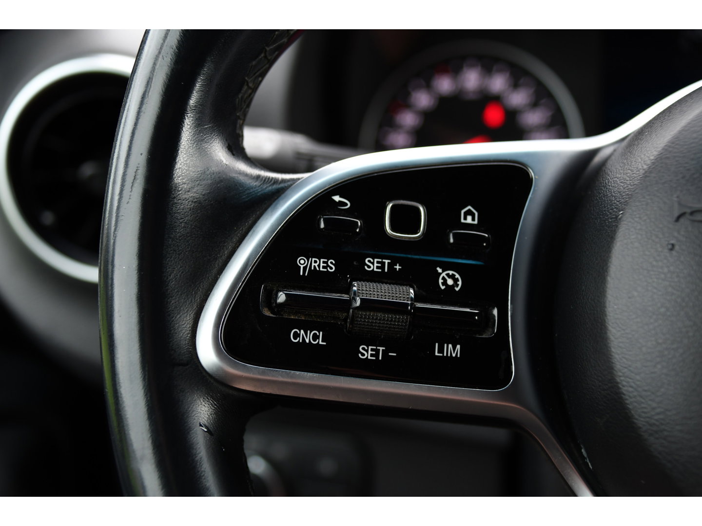 Mercedes-Benz Sprinter 319 V6 3.0 CDI L2H1 RWD AMG Edition Camera, Cruise, Carplay, LED, 10,5'' Mbux, 3500kg Trekhaak, Standkachel, Multimedia, Stoelverwarming, Automaat, Uniek!