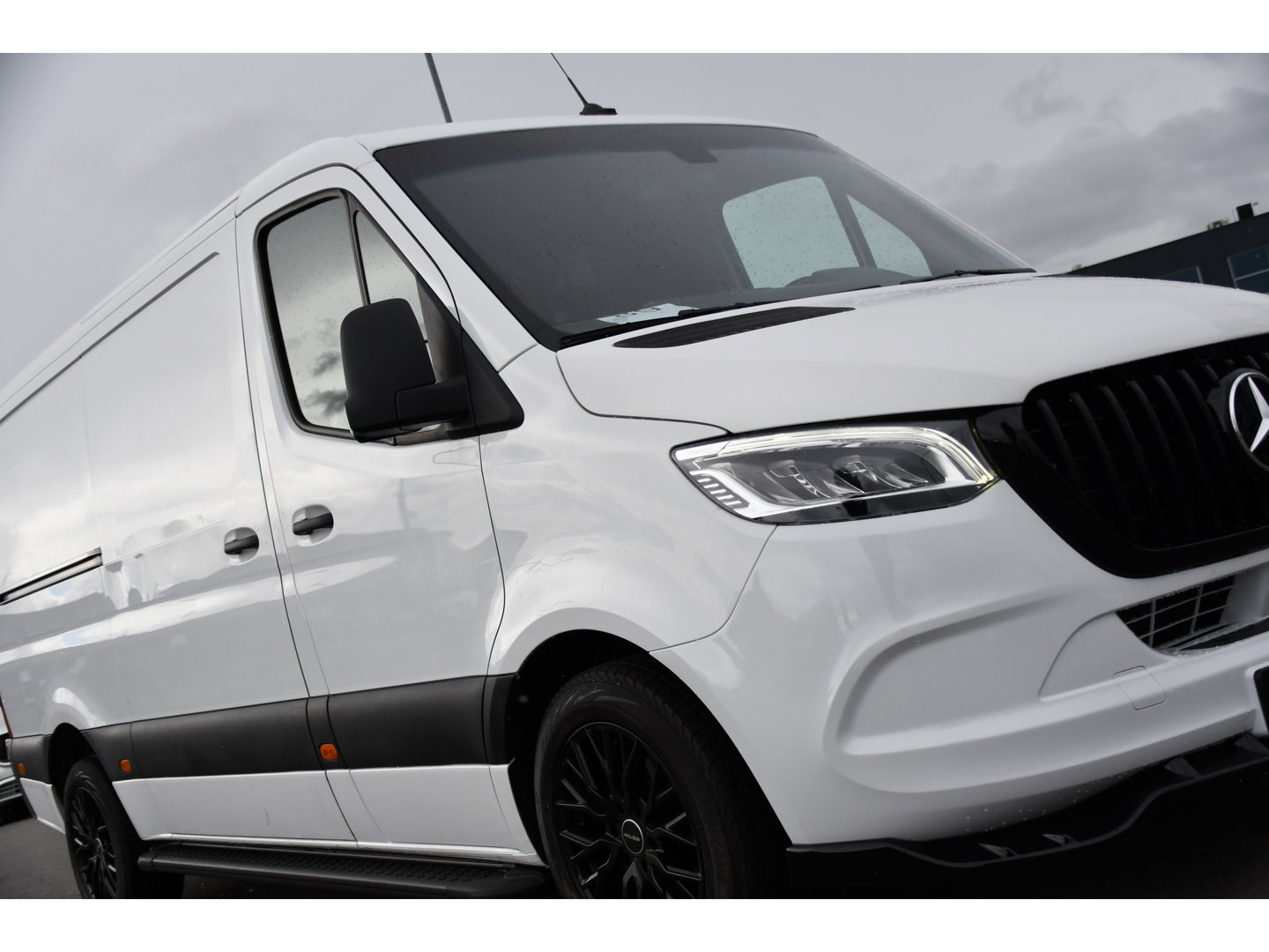 Mercedes-Benz Sprinter 319 V6 3.0 CDI L2H1 RWD AMG Edition Camera, Cruise, Carplay, LED, 10,5'' Mbux, 3500kg Trekhaak, Standkachel, Multimedia, Stoelverwarming, Automaat, Uniek!