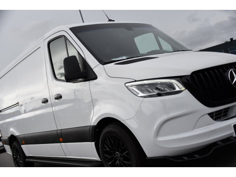 Mercedes-Benz Sprinter 319 V6 3.0 CDI L2H1 RWD AMG Edition Camera, Cruise, Carplay, LED, 10,5'' Mbux, 3500kg Trekhaak, Standkachel, Multimedia, Stoelverwarming, Automaat, Uniek!