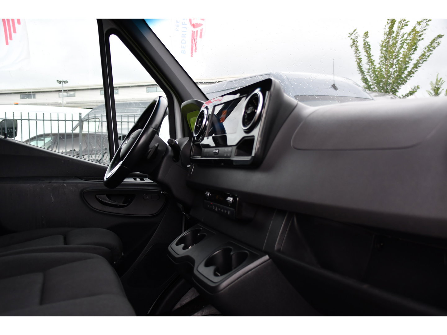 Mercedes-Benz Sprinter 319 V6 3.0 CDI L2H1 RWD AMG Edition Camera, Cruise, Carplay, LED, 10,5'' Mbux, 3500kg Trekhaak, Standkachel, Multimedia, Stoelverwarming, Automaat, Uniek!