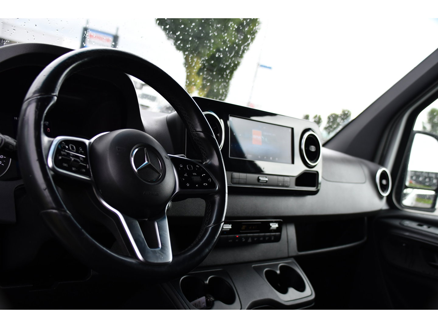 Mercedes-Benz Sprinter 319 V6 3.0 CDI L2H1 RWD AMG Edition Camera, Cruise, Carplay, LED, 10,5'' Mbux, 3500kg Trekhaak, Standkachel, Multimedia, Stoelverwarming, Automaat, Uniek!