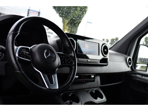 Mercedes-Benz Sprinter 319 V6 3.0 CDI L2H1 RWD AMG Edition Camera, Cruise, Carplay, LED, 10,5'' Mbux, 3500kg Trekhaak, Standkachel, Multimedia, Stoelverwarming, Automaat, Uniek!