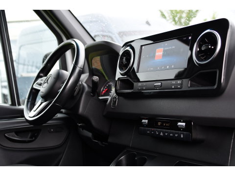 Mercedes-Benz Sprinter 319 V6 3.0 CDI L2H1 RWD AMG Edition Camera, Cruise, Carplay, LED, 10,5'' Mbux, 3500kg Trekhaak, Standkachel, Multimedia, Stoelverwarming, Automaat, Uniek!