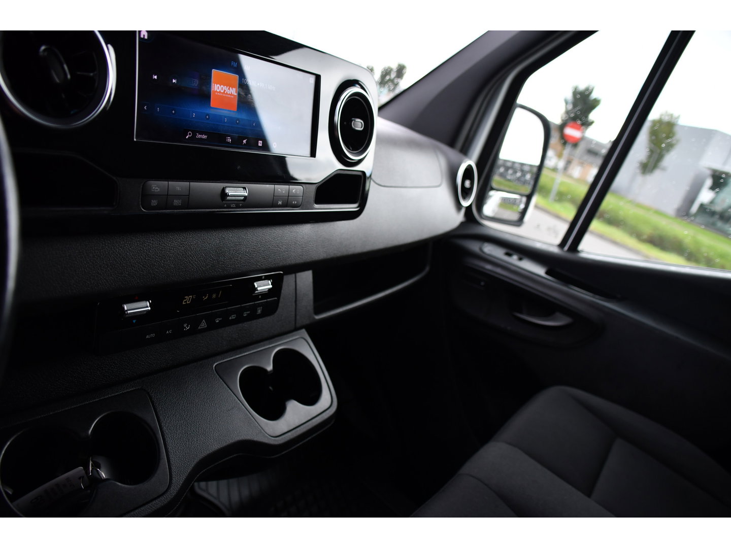 Mercedes-Benz Sprinter 319 V6 3.0 CDI L2H1 RWD AMG Edition Camera, Cruise, Carplay, LED, 10,5'' Mbux, 3500kg Trekhaak, Standkachel, Multimedia, Stoelverwarming, Automaat, Uniek!