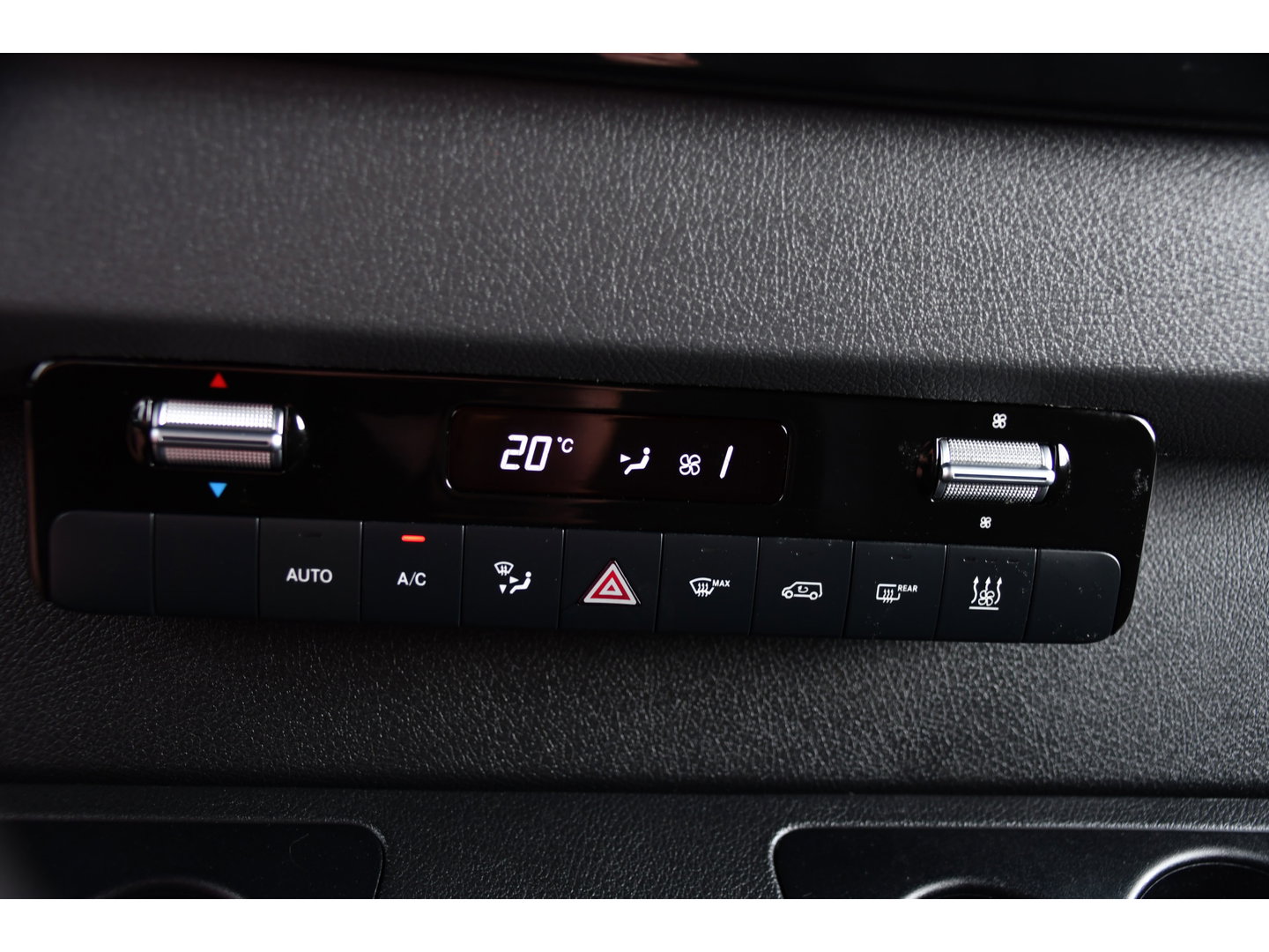 Mercedes-Benz Sprinter 319 V6 3.0 CDI L2H1 RWD AMG Edition Camera, Cruise, Carplay, LED, 10,5'' Mbux, 3500kg Trekhaak, Standkachel, Multimedia, Stoelverwarming, Automaat, Uniek!