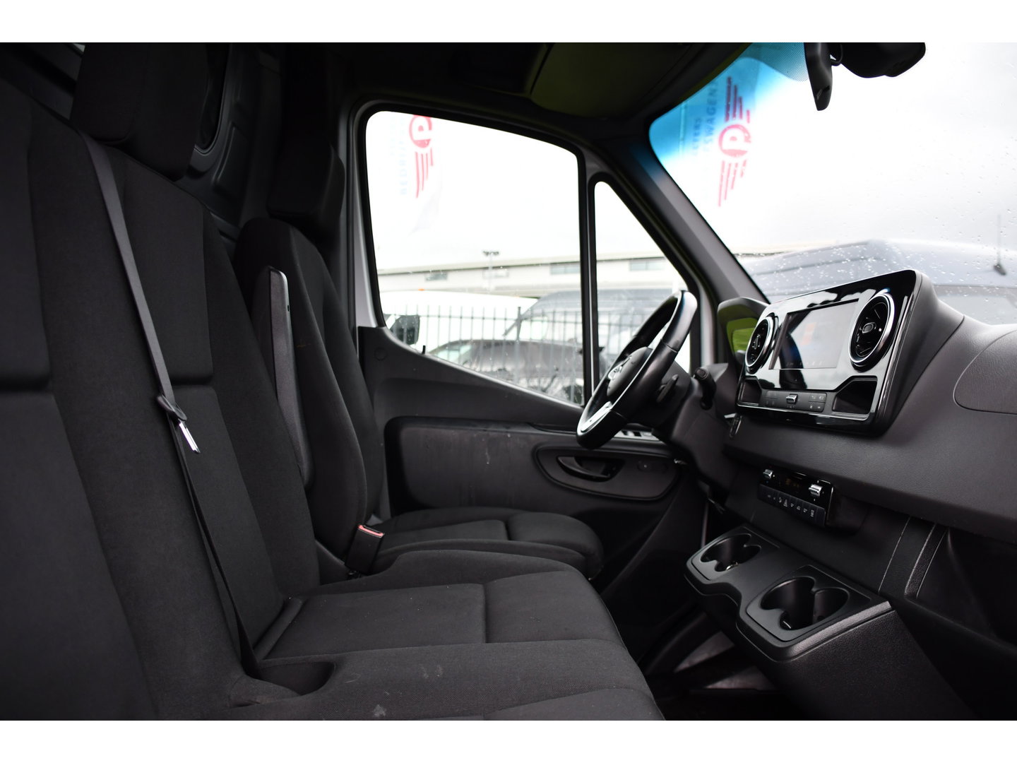 Mercedes-Benz Sprinter 319 V6 3.0 CDI L2H1 RWD AMG Edition Camera, Cruise, Carplay, LED, 10,5'' Mbux, 3500kg Trekhaak, Standkachel, Multimedia, Stoelverwarming, Automaat, Uniek!