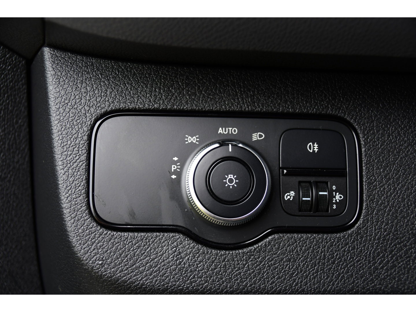 Mercedes-Benz Sprinter 319 V6 3.0 CDI L2H1 RWD AMG Edition Camera, Cruise, Carplay, LED, 10,5'' Mbux, 3500kg Trekhaak, Standkachel, Multimedia, Stoelverwarming, Automaat, Uniek!