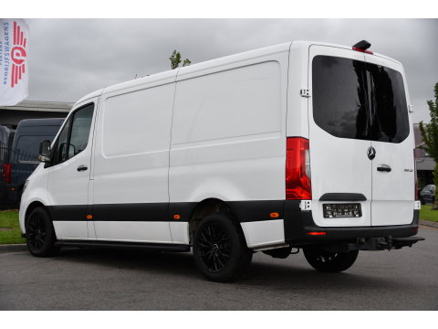 Mercedes-Benz Sprinter 319 V6 3.0 CDI L2H1 RWD AMG Edition Camera, Cruise, Carplay, LED, 10,5'' Mbux, 3500kg Trekhaak, Standkachel, Multimedia, Stoelverwarming, Automaat, Uniek!