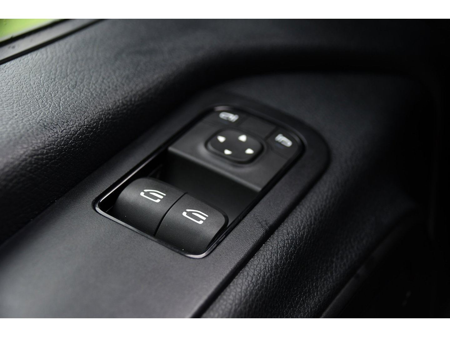 Mercedes-Benz Sprinter 319 V6 3.0 CDI L2H1 RWD AMG Edition Camera, Cruise, Carplay, LED, 10,5'' Mbux, 3500kg Trekhaak, Standkachel, Multimedia, Stoelverwarming, Automaat, Uniek!