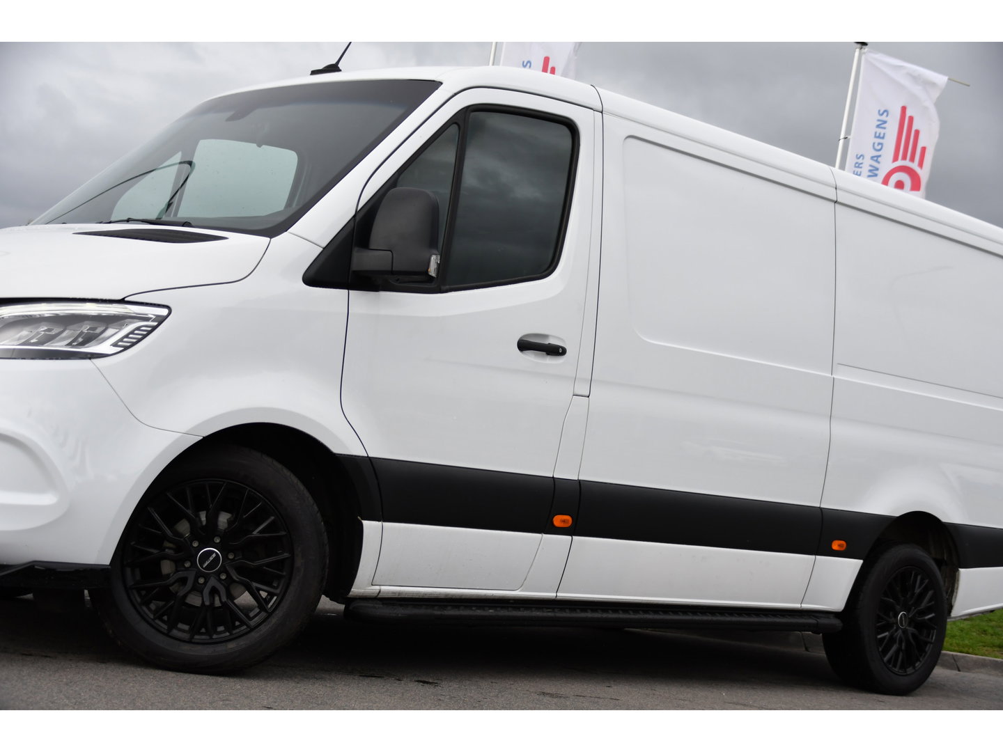 Mercedes-Benz Sprinter 319 V6 3.0 CDI L2H1 RWD AMG Edition Camera, Cruise, Carplay, LED, 10,5'' Mbux, 3500kg Trekhaak, Standkachel, Multimedia, Stoelverwarming, Automaat, Uniek!