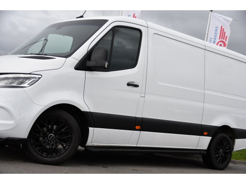 Mercedes-Benz Sprinter 319 V6 3.0 CDI L2H1 RWD AMG Edition Camera, Cruise, Carplay, LED, 10,5'' Mbux, 3500kg Trekhaak, Standkachel, Multimedia, Stoelverwarming, Automaat, Uniek!
