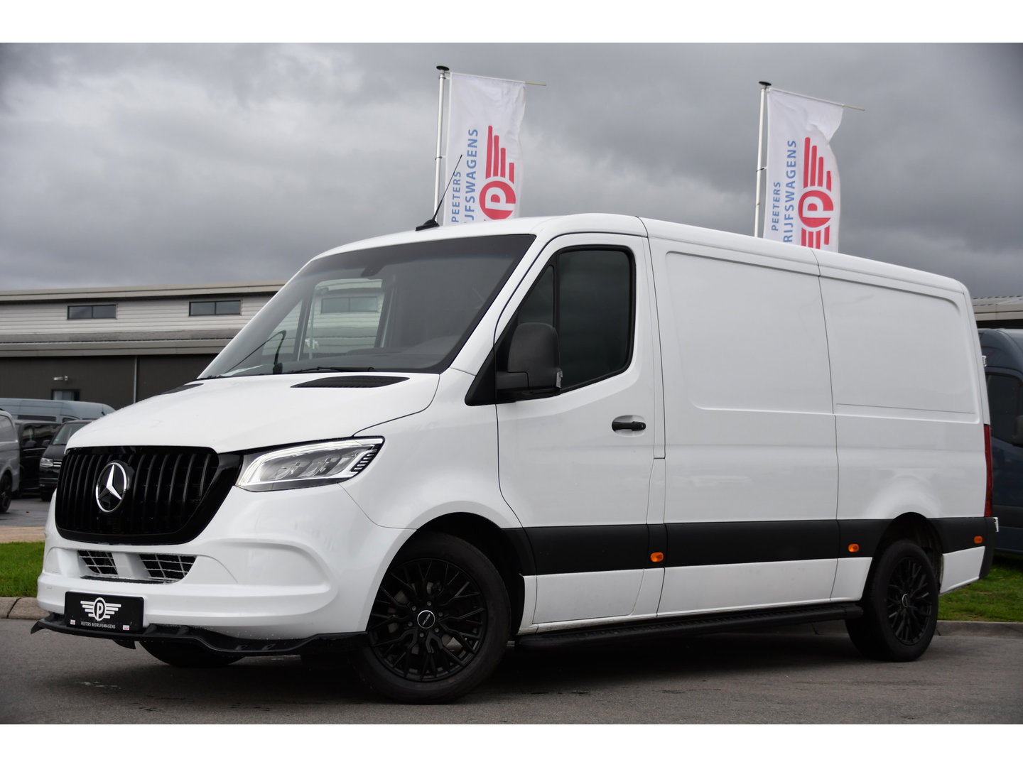 Mercedes-Benz Sprinter 319 V6 3.0 CDI L2H1 RWD AMG Edition Camera, Cruise, Carplay, LED, 10,5'' Mbux, 3500kg Trekhaak, Standkachel, Multimedia, Stoelverwarming, Automaat, Uniek!