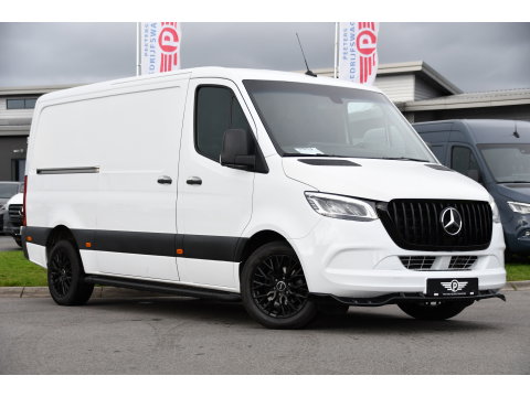 Mercedes-Benz Sprinter 319 V6 3.0 CDI L2H1 RWD AMG Edition Camera, Cruise, Carplay, LED, 10,5'' Mbux, 3500kg Trekhaak, Standkachel, Multimedia, Stoelverwarming, Automaat, Uniek!